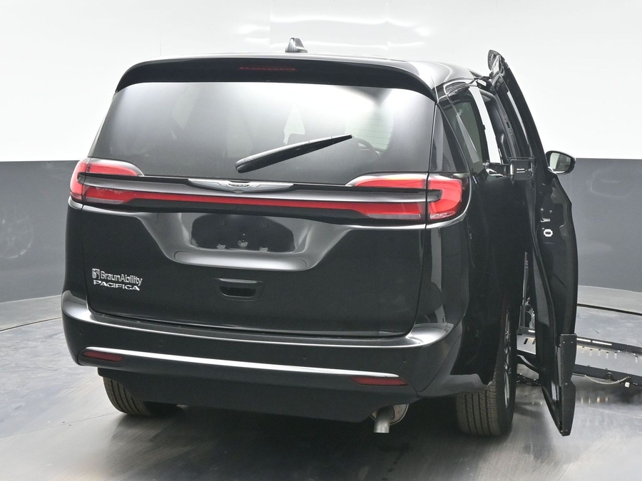 Black Chrysler Pacifica image number 5