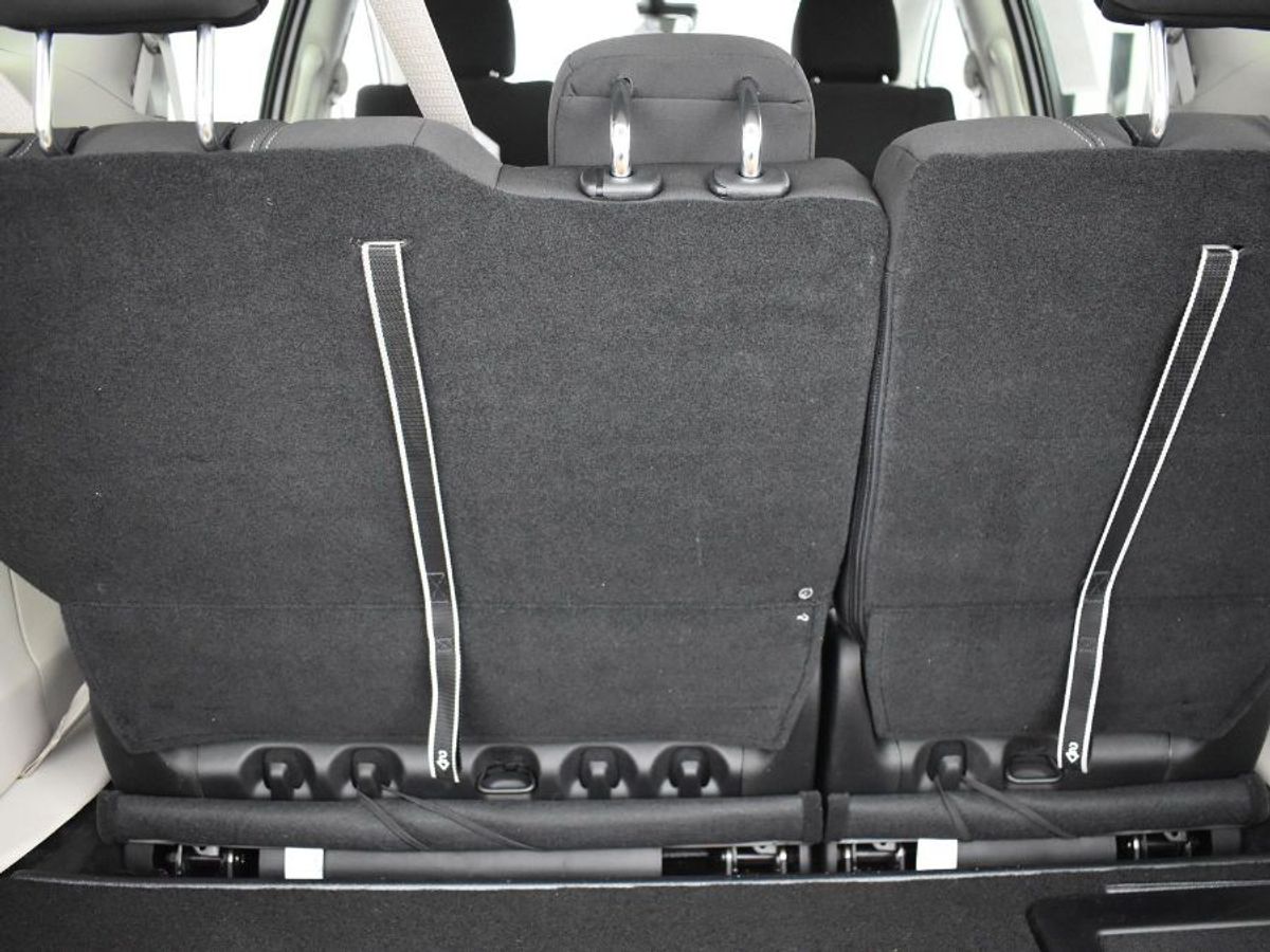 White Chrysler Voyager image number 13