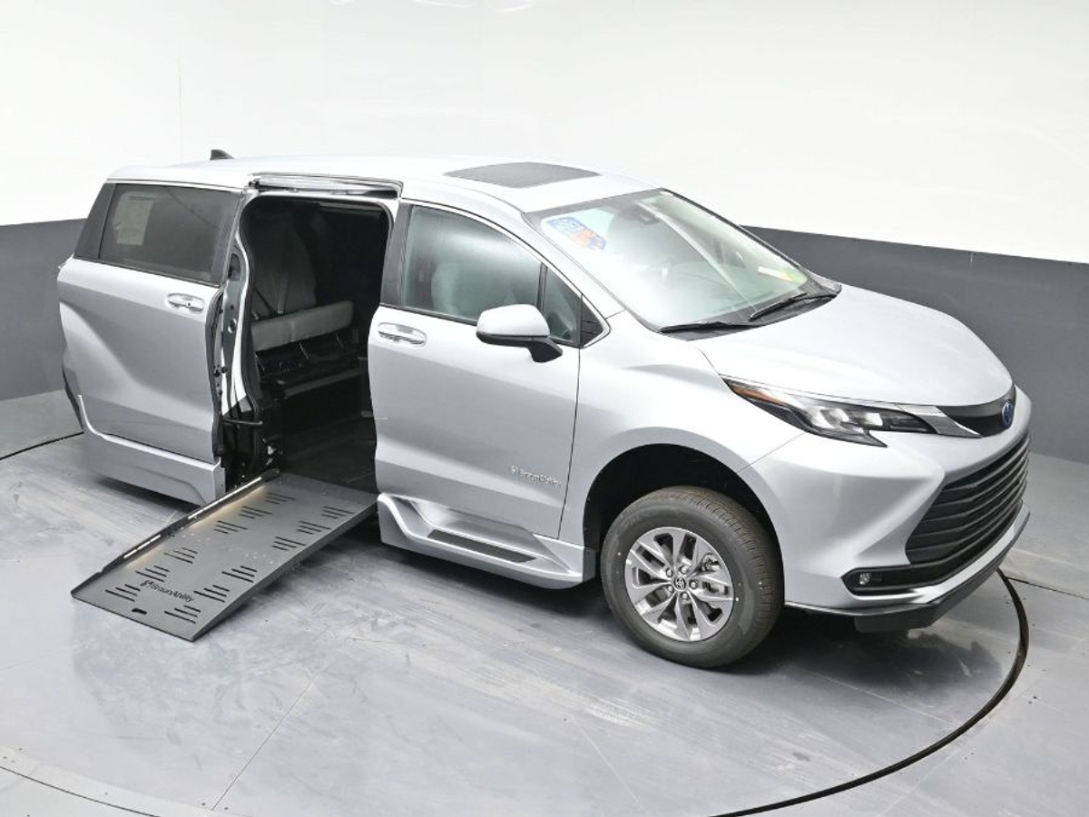 Silver Toyota Sienna image number 22