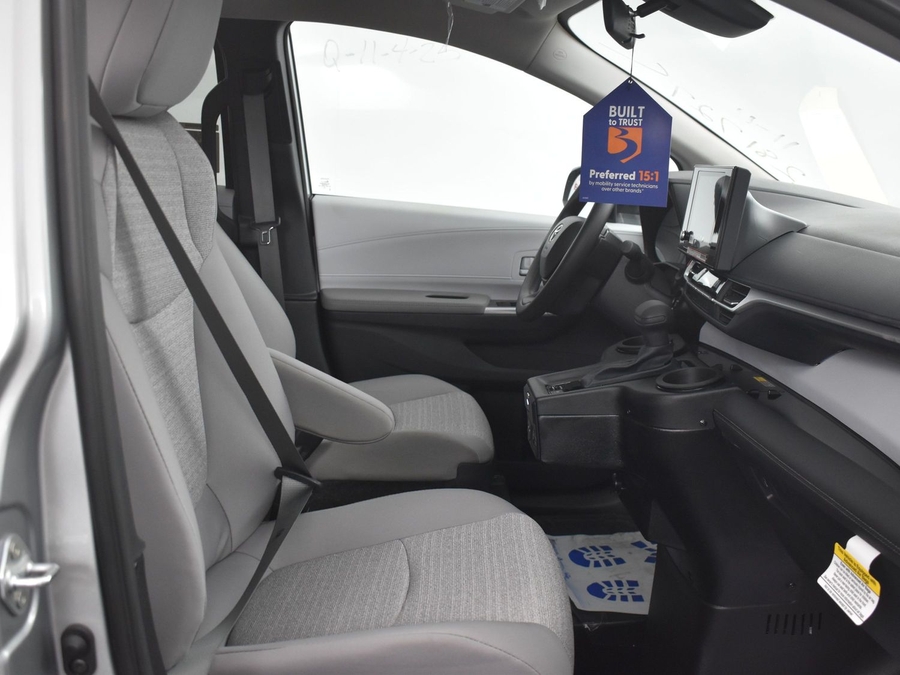 New 2025 Toyota Sienna Hybrid LE - BraunAbility Side Entry Entry Fold Out Automatic Ramp