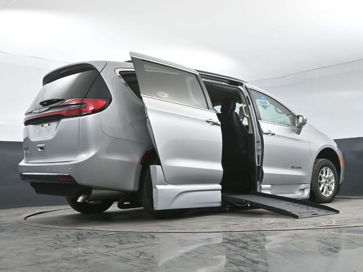 Silver Chrysler Pacifica image number 12
