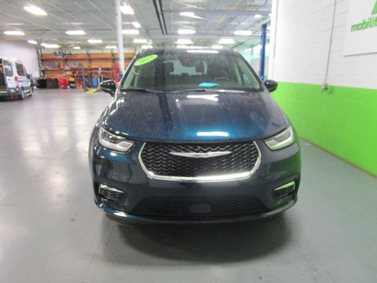 Blue Chrysler Pacifica image number 4