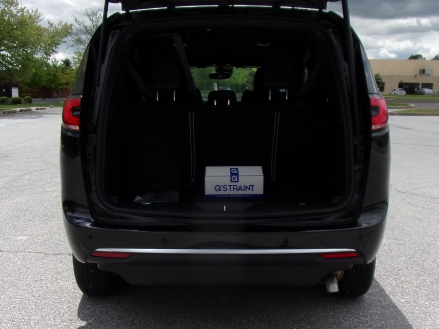 Black Chrysler Pacifica image number 18