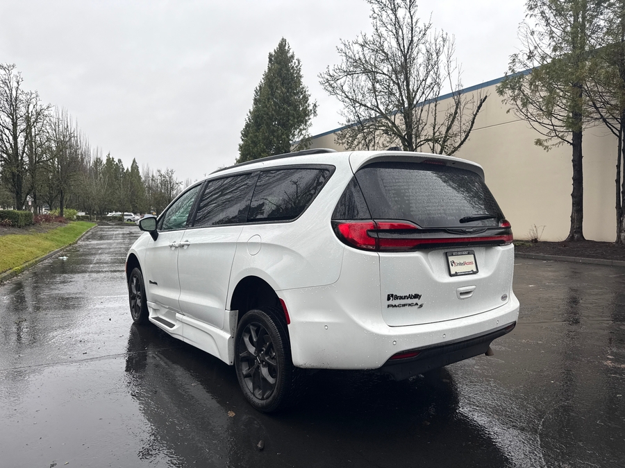 Used 2023 Chrysler Pacifica Touring L Sport - BraunAbility Side Entry Entry In Floor Automatic Ramp