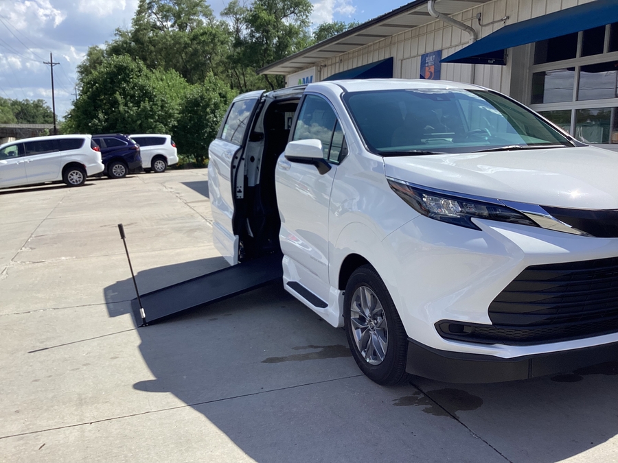 White Toyota Sienna image number 8