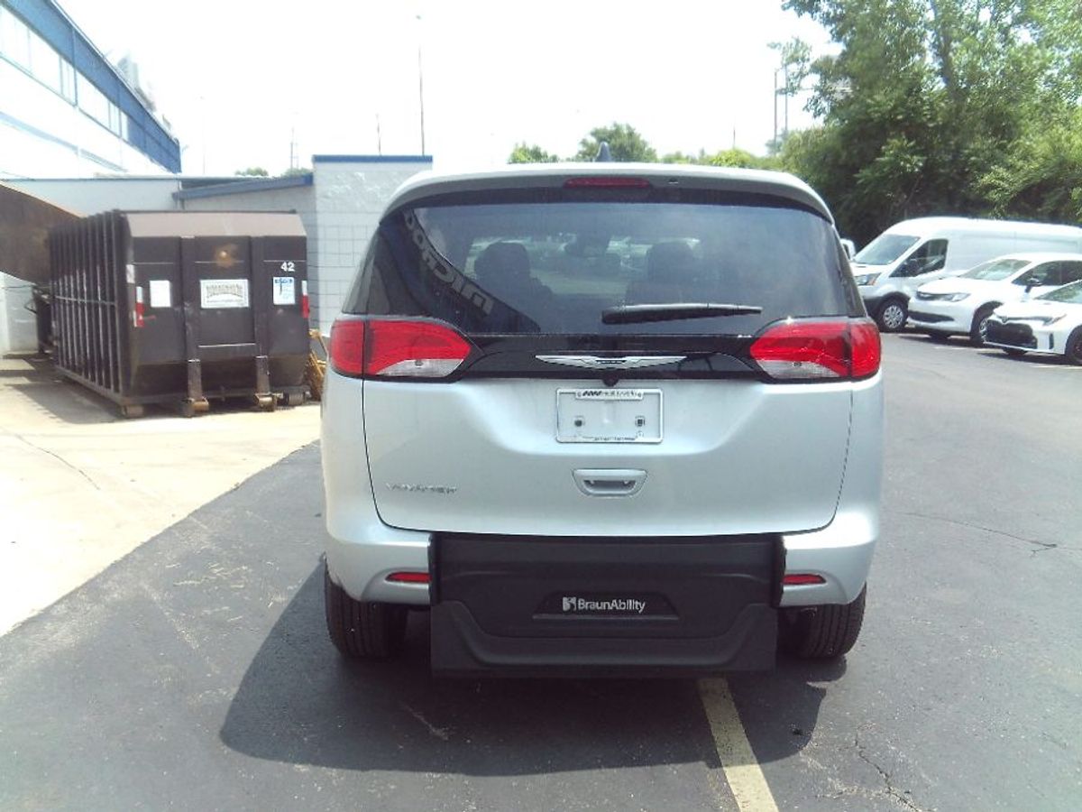 Silver Chrysler Voyager image number 12