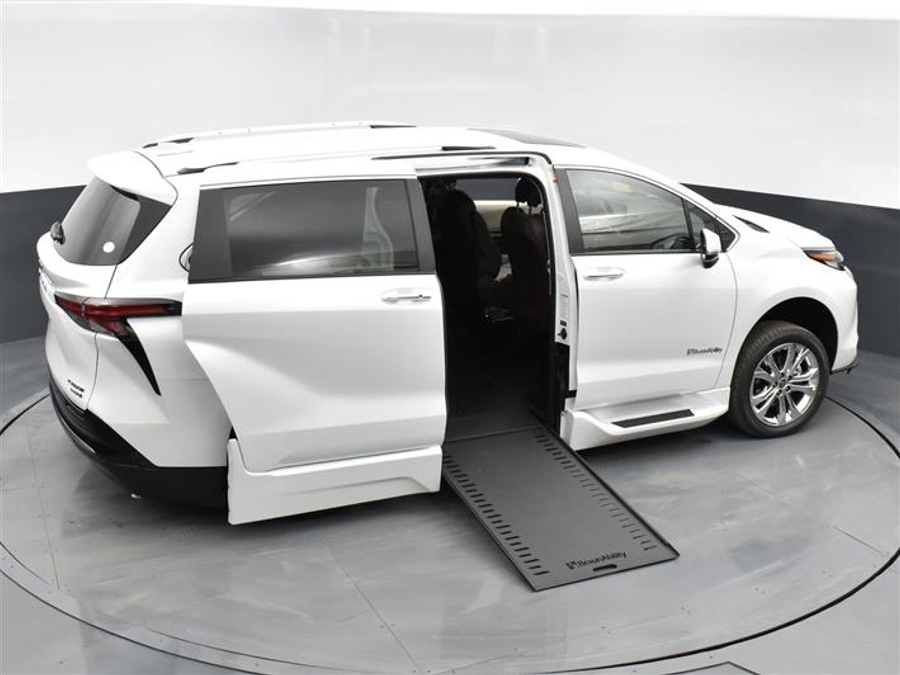 New 2025 Toyota Sienna Hybrid Platinum - BraunAbility Side Entry Entry Fold Out Automatic Ramp
