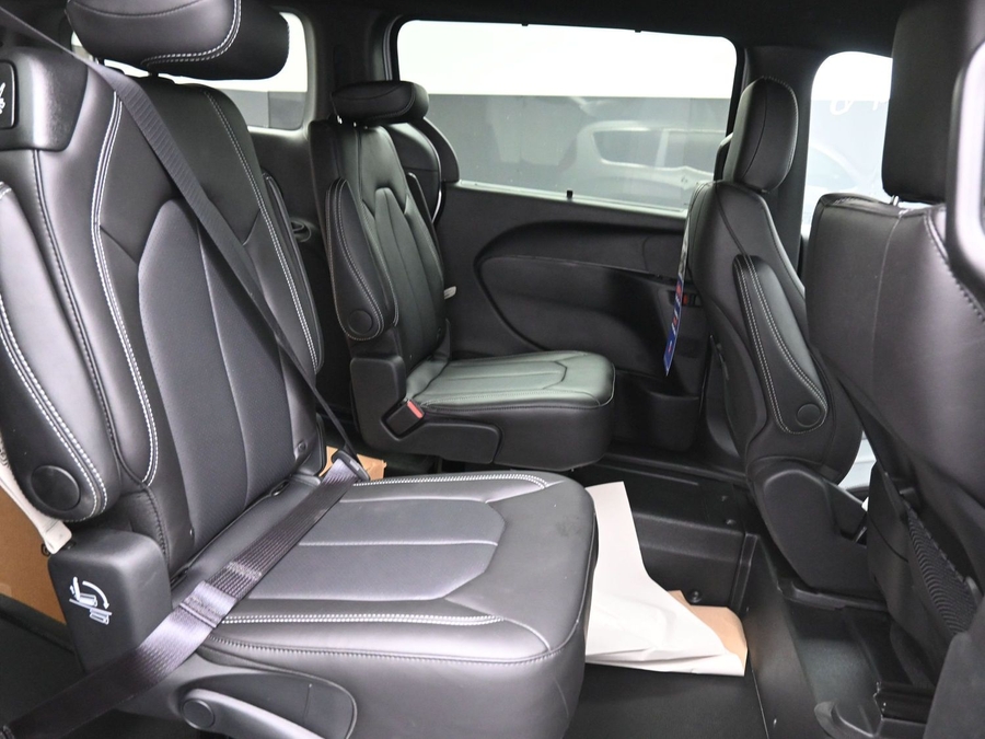 Silver Chrysler Voyager image number 13