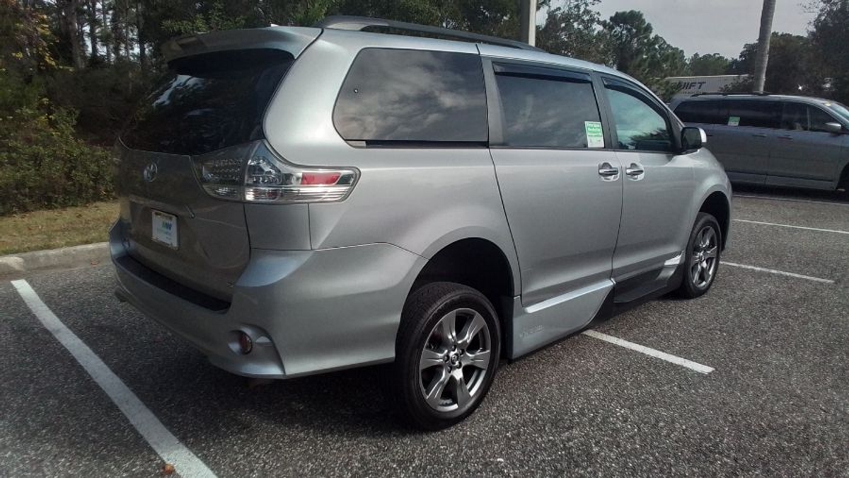 Silver Toyota Sienna image number 2