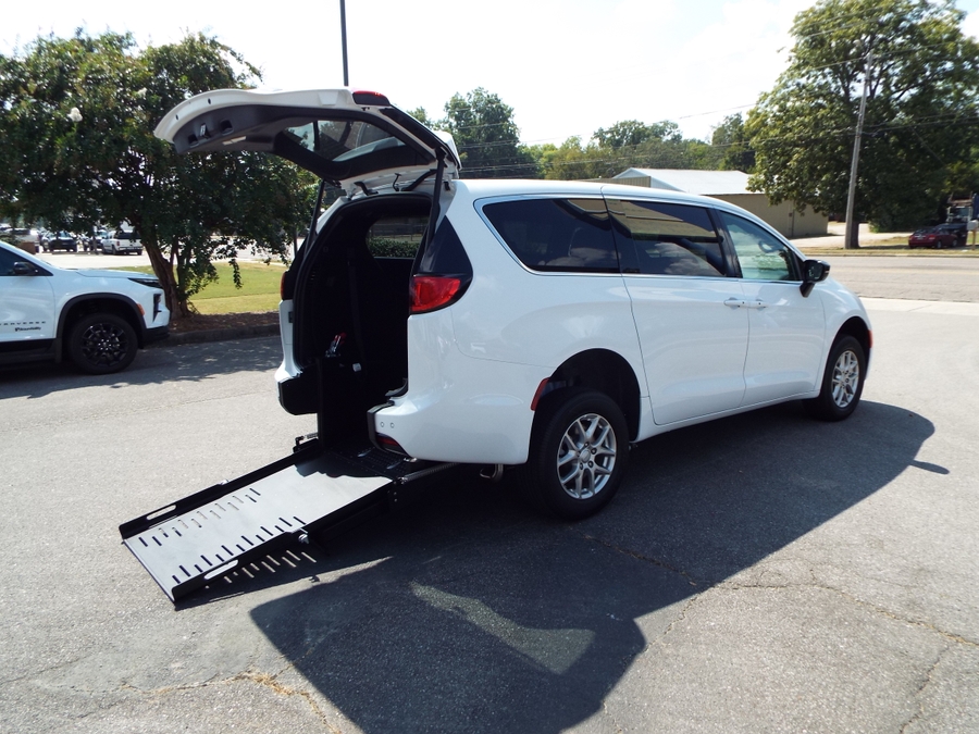 2027 Chrysler Voyager LX - Photo 27