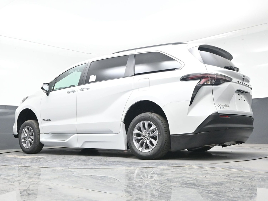 White Toyota Sienna image number 17