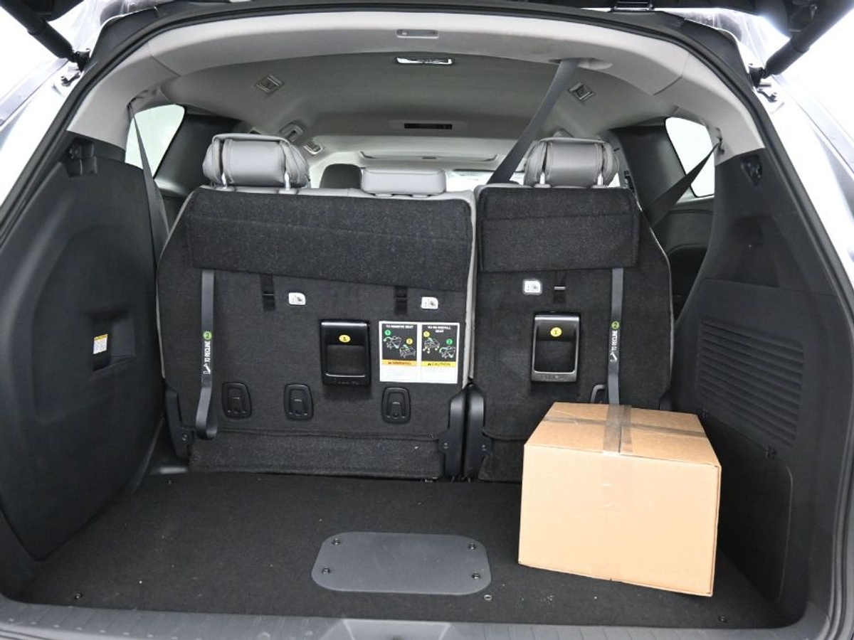 Grey Toyota Sienna image number 13