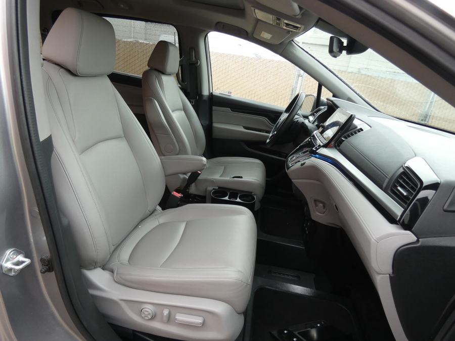 Silver Honda Odyssey image number 8