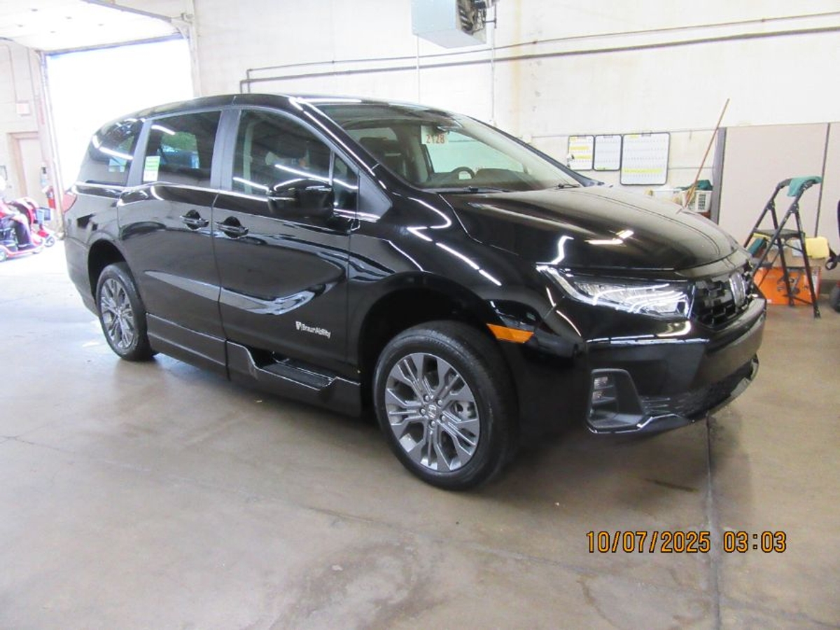 Black Honda Odyssey image number 14