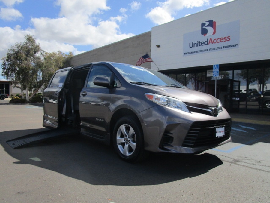 Used 2020 Toyota Sienna LE - BraunAbility Side Entry Entry Fold Out Automatic Ramp