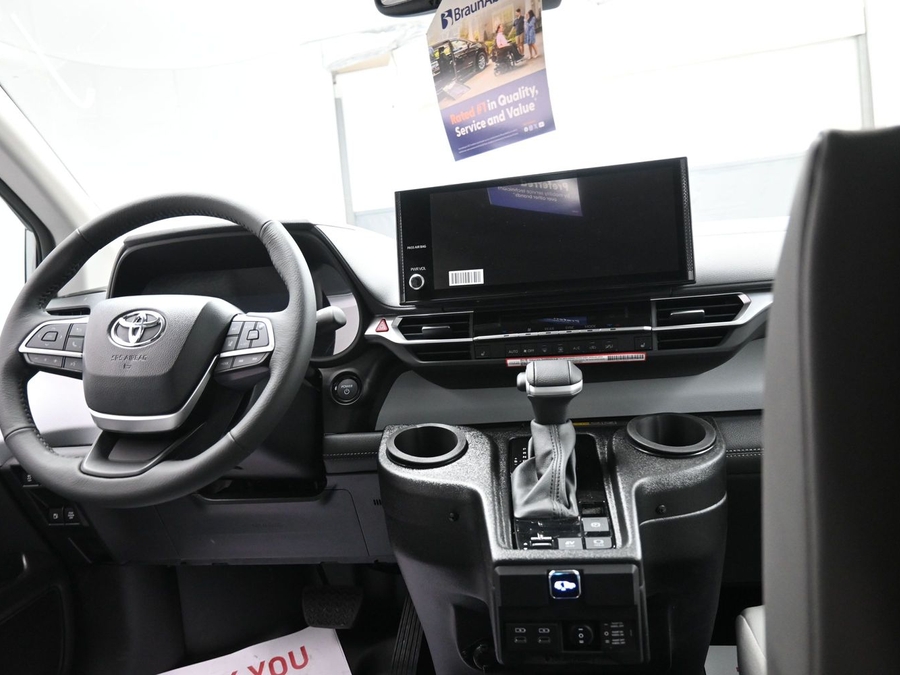 Grey Toyota Sienna image number 8