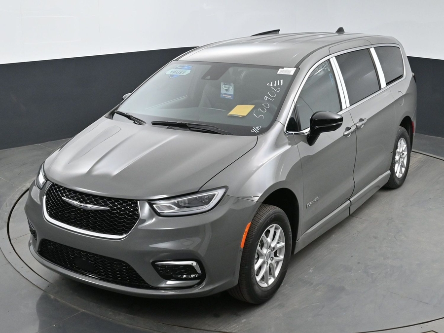 New 2025 Chrysler Pacifica Select Safety - BraunAbility Side Entry Entry Fold Out Automatic Ramp
