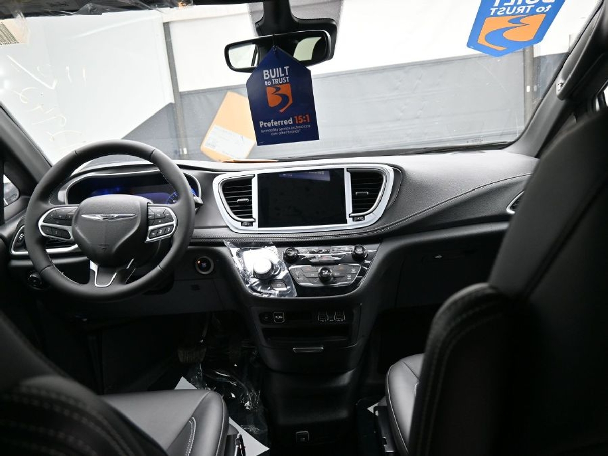 White Chrysler Pacifica image number 12