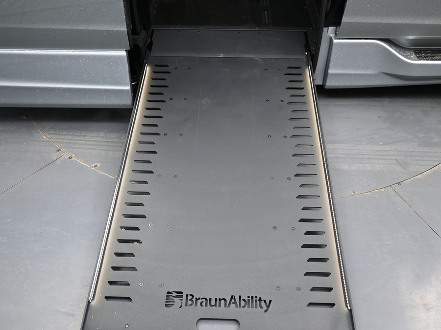 Silver Honda Odyssey image number 10