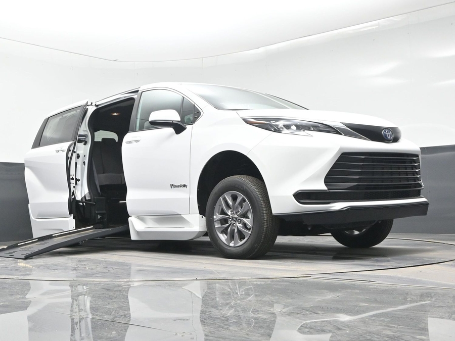 New 2025 Toyota Sienna Hybrid LE - BraunAbility Side Entry Entry Fold Out Automatic Ramp