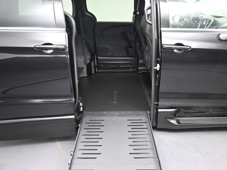 New 2027 Chrysler Pacifica Select Plus - BraunAbility Side Entry Fold Out Automatic Ramp