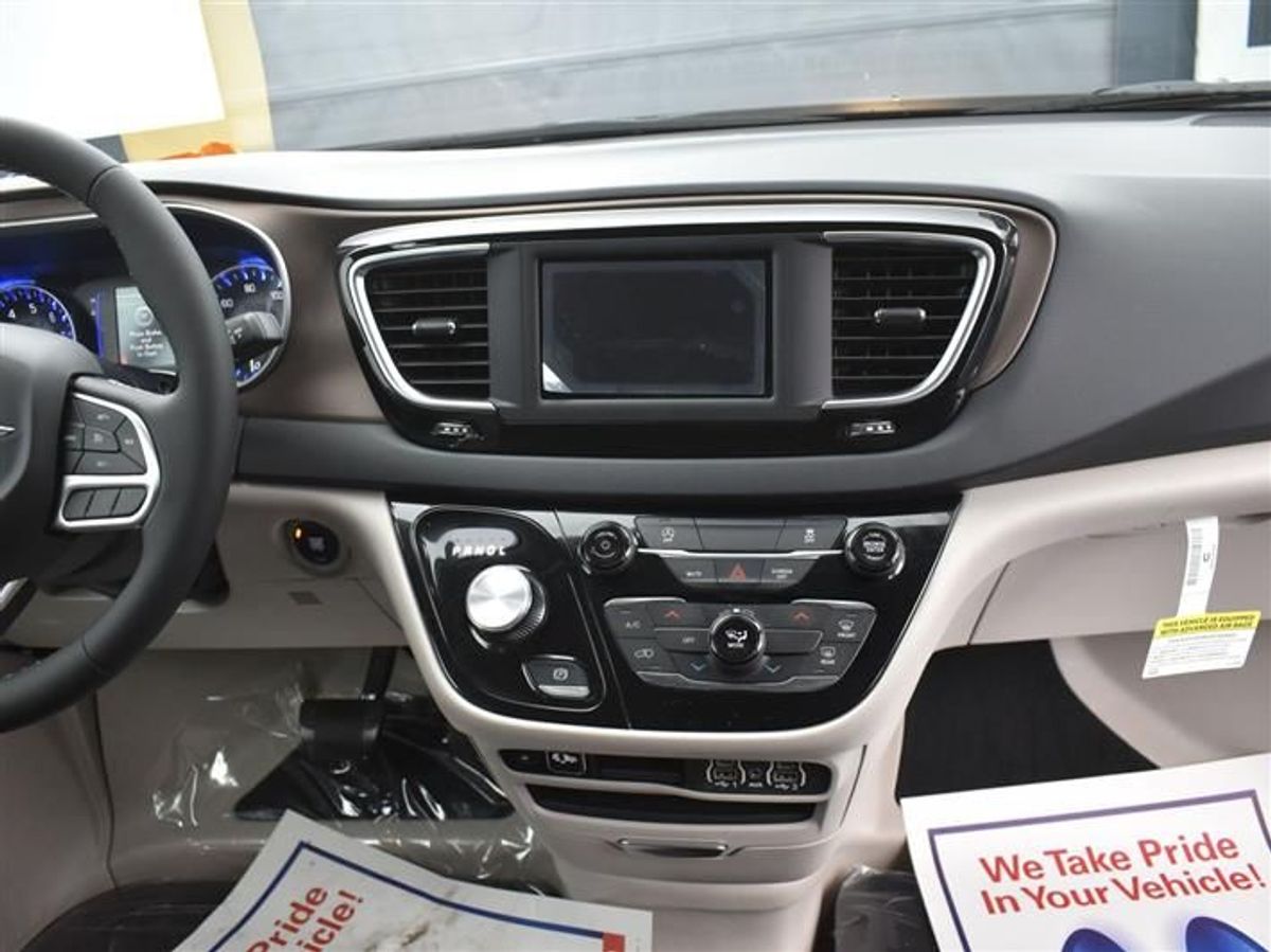 Red Chrysler Voyager image number 17