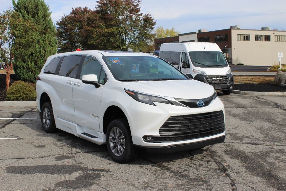 2025 TOYOTA SIENNA - Image 4