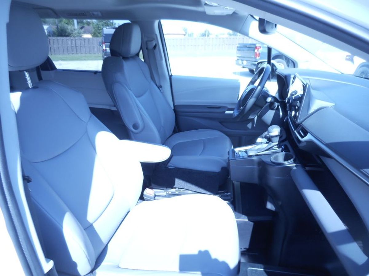 White Toyota Sienna image number 16