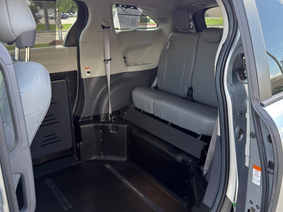 Used 2021 Toyota Sienna Hybrid Limited - BraunAbility Side Entry Fold Out Automatic Ramp
