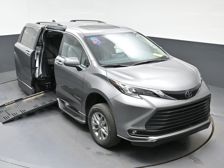 New 2026 Toyota Sienna Hybrid XLE Add - BraunAbility Side Entry Fold Out Automatic Ramp