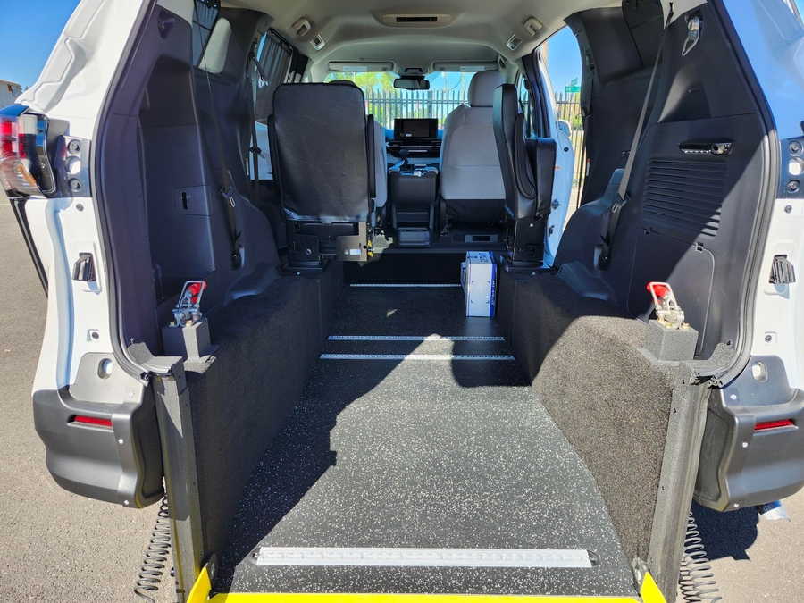 New 2026 Toyota Sienna Hybrid LE - Vantage Mobility Commercial Rear Entry Fold Out Manual Ramp