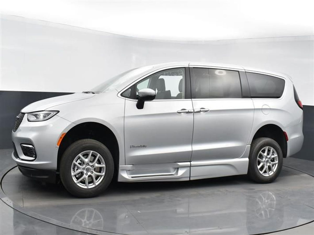 Silver Chrysler Pacifica image number 2