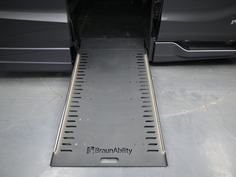 Grey Honda Odyssey image number 10