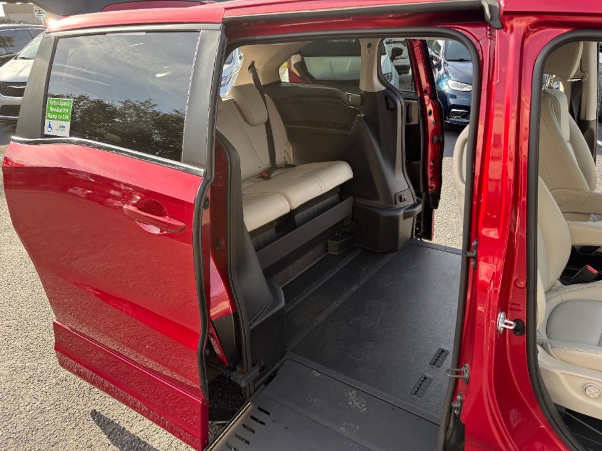 Red Honda Odyssey image number 14