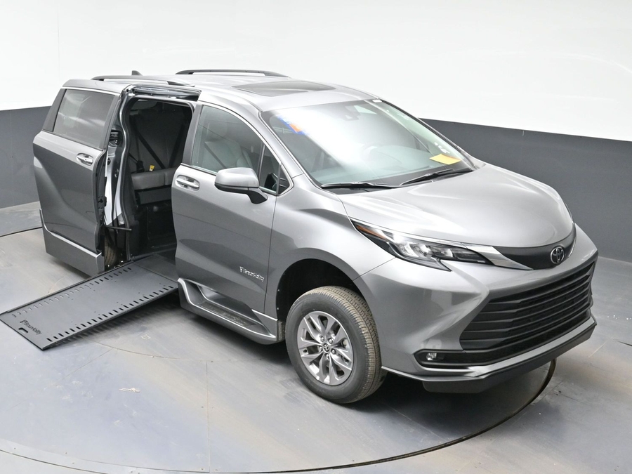 Grey Toyota Sienna image number 20