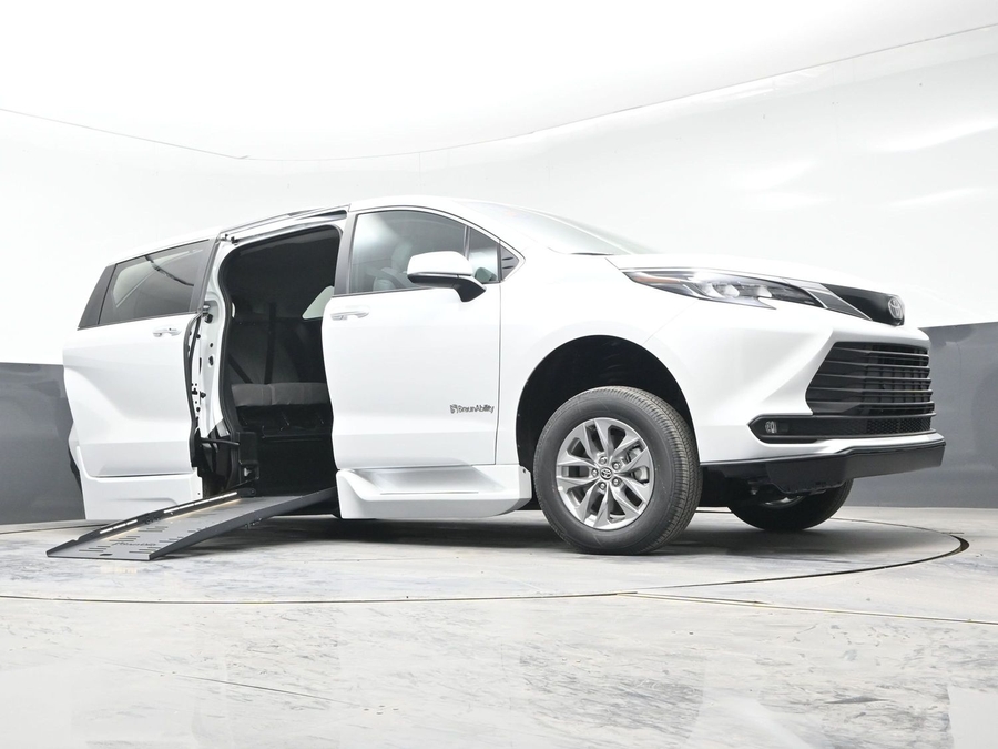 New 2026 Toyota Sienna Hybrid XLE Plus - BraunAbility Side Entry Entry Fold Out Automatic Ramp