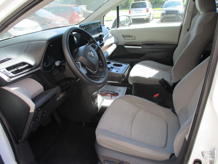 White Toyota Sienna image number 4