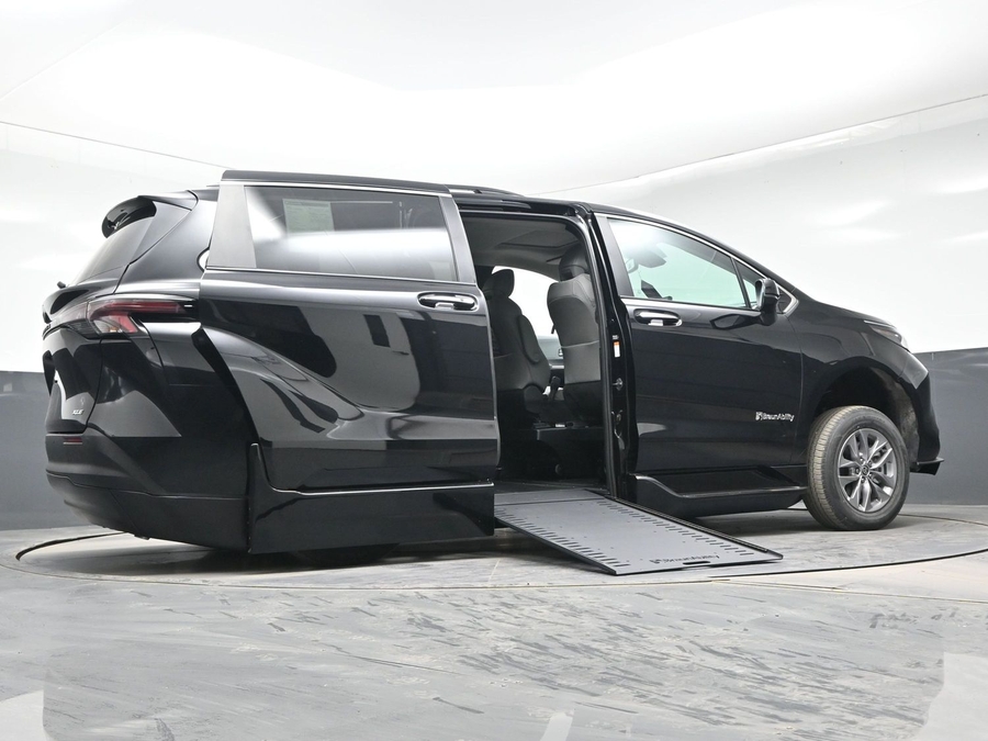 Black Toyota Sienna image number 21
