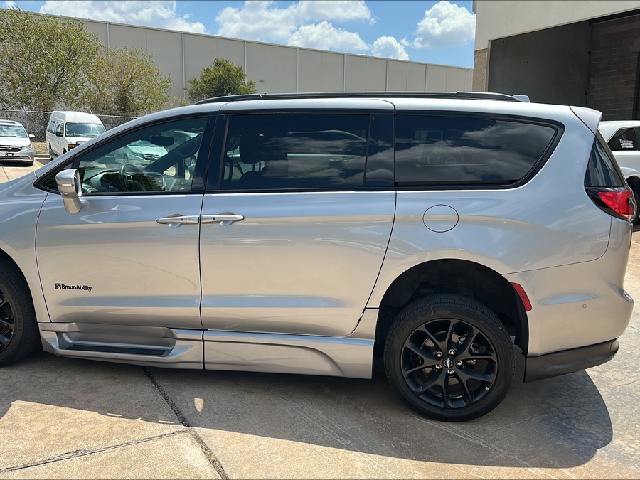 Used 2021 Chrysler Pacifica Touring L - BraunAbility Side Entry In Floor Automatic Ramp