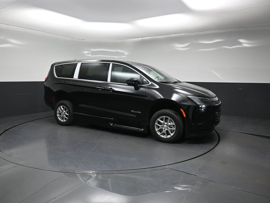 Black Chrysler Pacifica image number 14