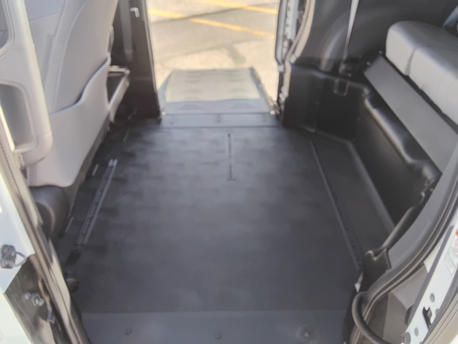 Silver Toyota Sienna image number 9
