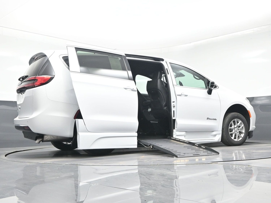 White Chrysler Pacifica image number 18