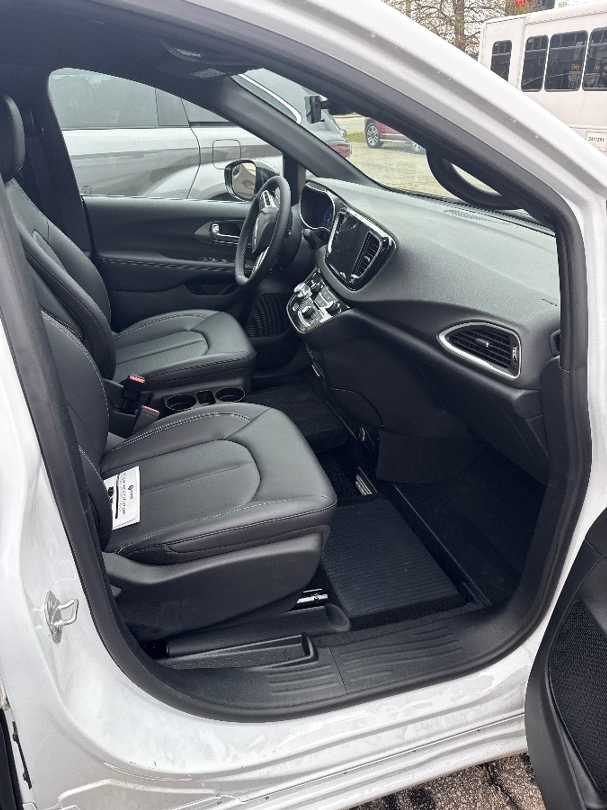 White Chrysler Voyager image number 11