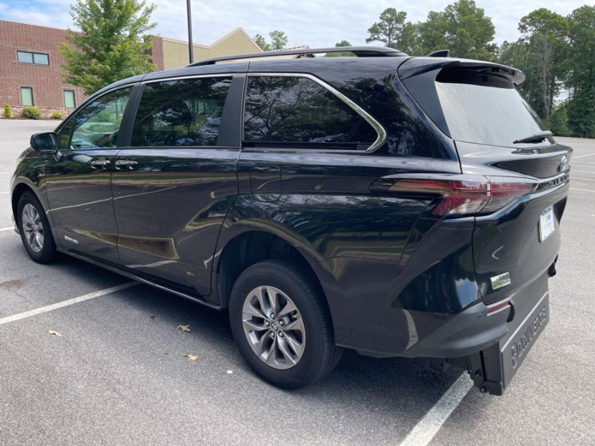 Black Toyota Sienna image number 5