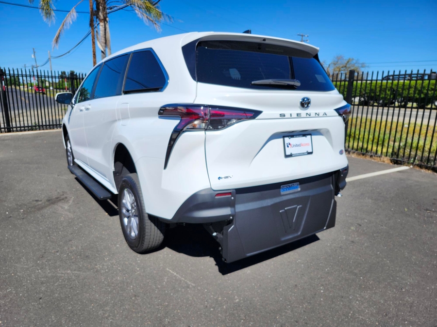 New 2026 Toyota Sienna Hybrid LE - Vantage Mobility Commercial Rear Entry Fold Out Manual Ramp