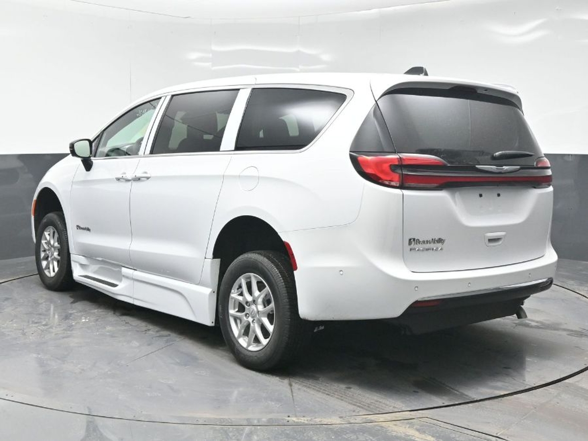 White Chrysler Pacifica image number 4