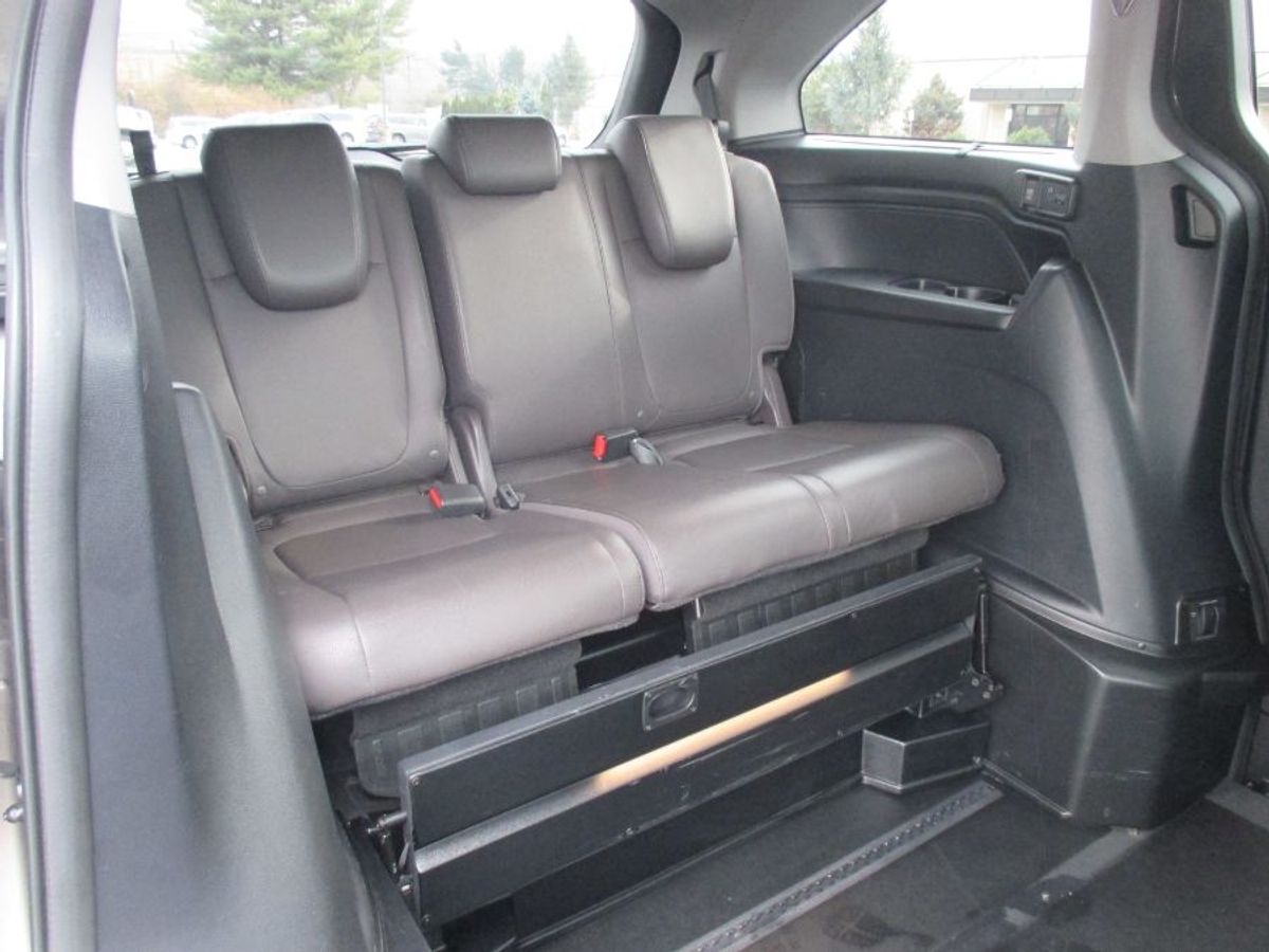 Grey Honda Odyssey image number 9