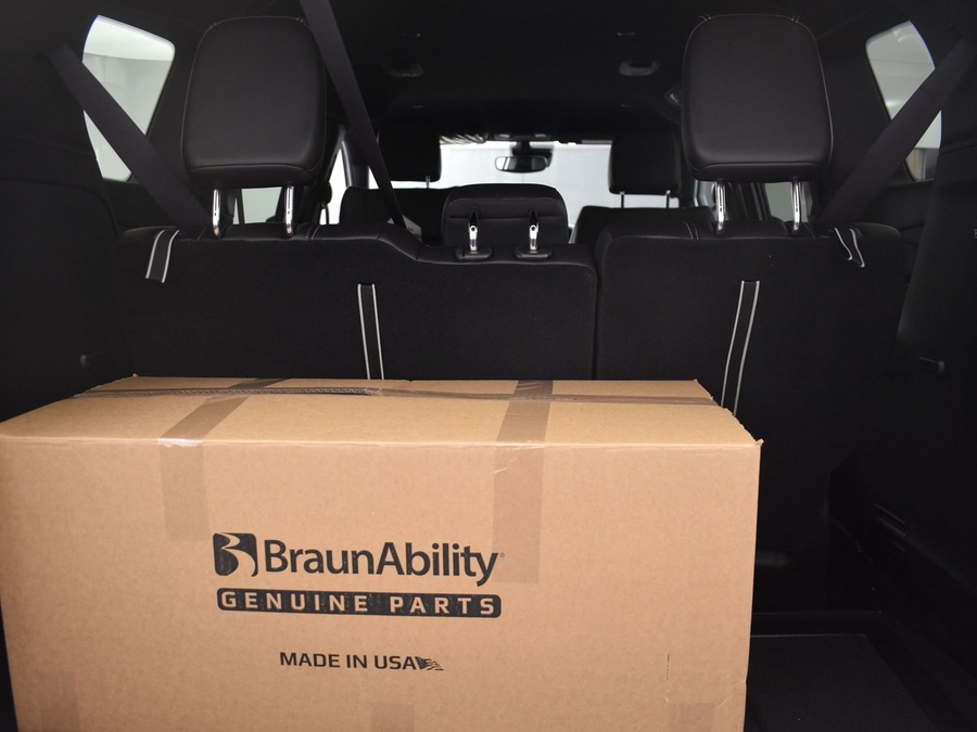 New 2025 Chrysler Pacifica Select Safety - BraunAbility Side Entry Entry Fold Out Automatic Ramp