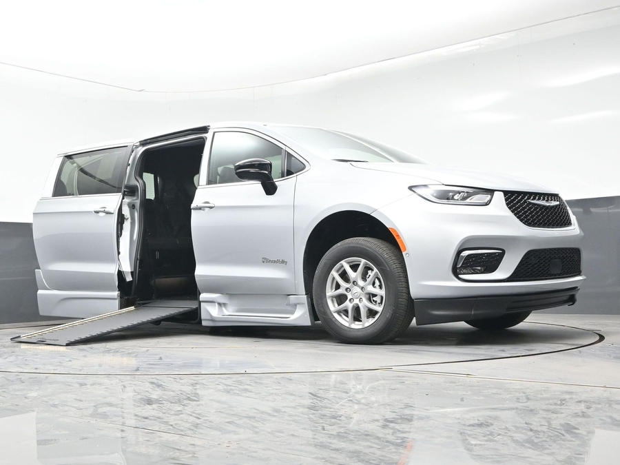 New 2026 Chrysler Pacifica Select Safety - BraunAbility Side Entry Entry In Floor Automatic Ramp