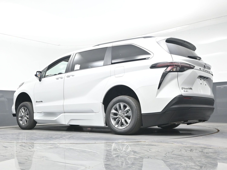 New 2026 Toyota Sienna Hybrid XLE Base - BraunAbility Side Entry Entry Fold Out Automatic Ramp
